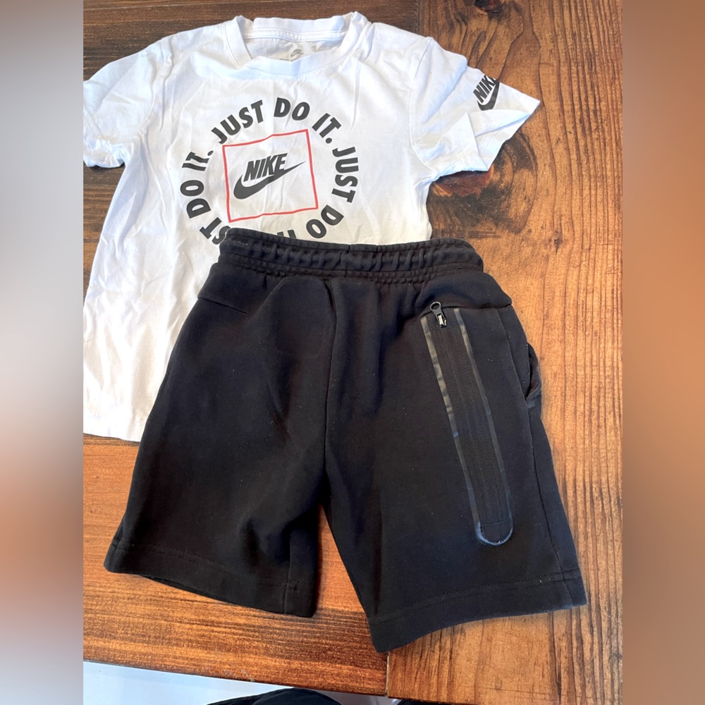 Nike Sportswear Tech Kids Black Fleece Shorts and Nike Logo tee Set Sz 6 Small